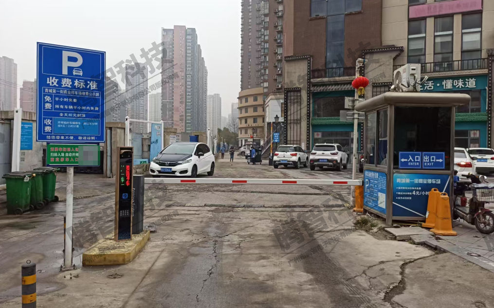 武漢港東名居三進三出停車場